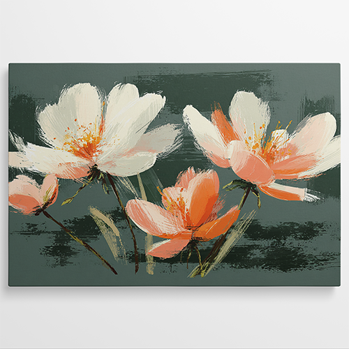 Abstract bloemenschilderij met witte en perzikkleurige bloemen op groene achtergrond.