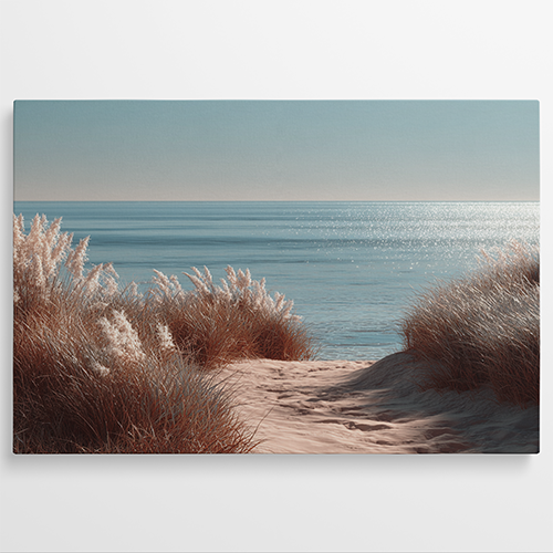 Zandpad tussen hoog duingras richting een kalme zee