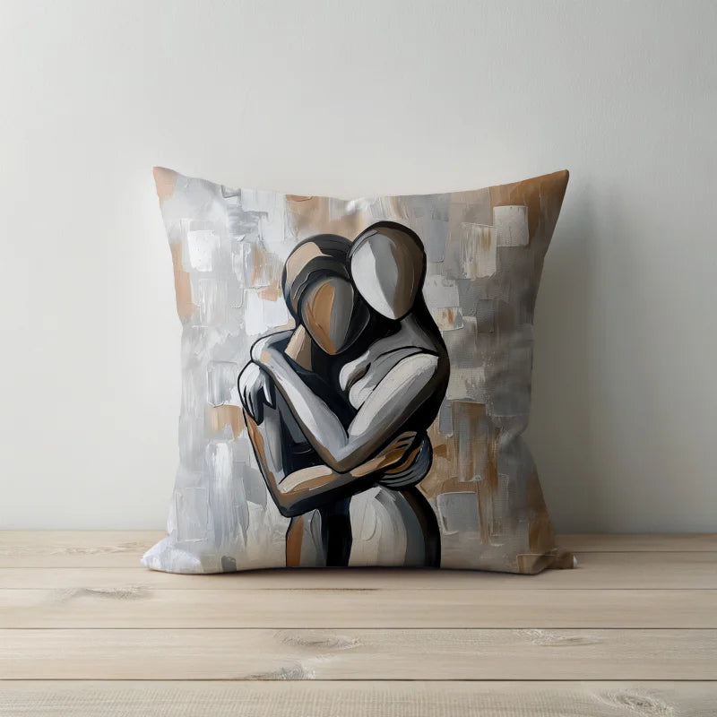 Sierkussen met abstracte omhelzing van twee figuren in neutrale tinten.