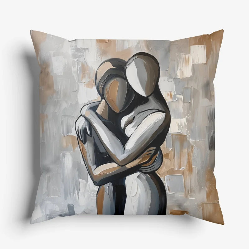 Sierkussen met abstracte omhelzing van twee figuren in neutrale tinten.