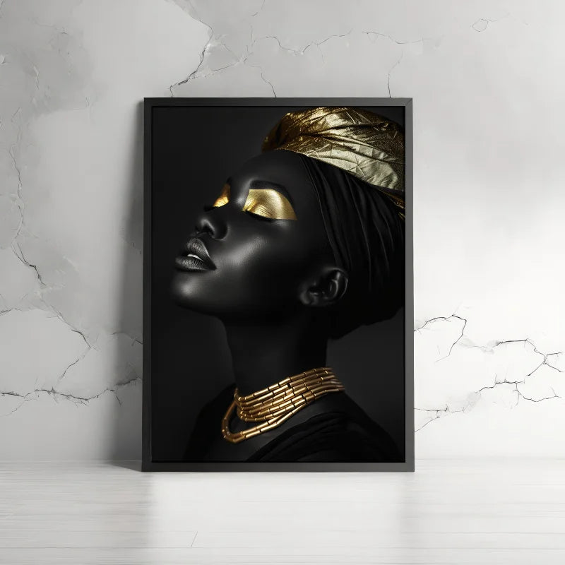 Poster met een elegante vrouw in een zwart-gouden kleurenschema, gekleed in een gouden sieraad en hoofddoek