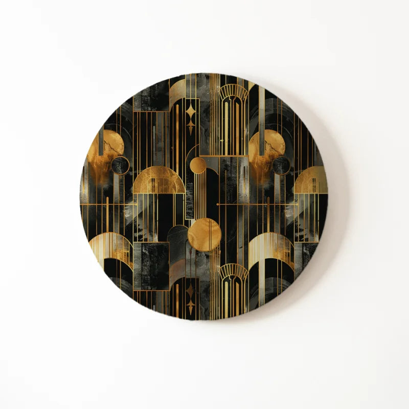 Dibond muurcirkel met een zwart en goud patroon.