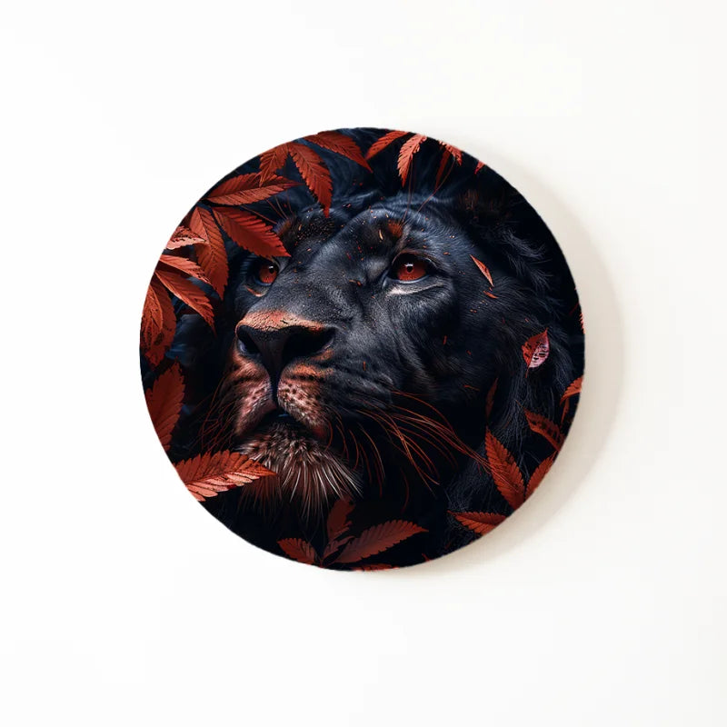 Dibond muurcirkel met een krachtige zwarte panter omringd door diep rode bladeren