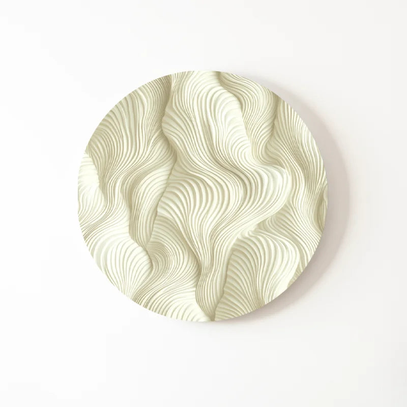 Minimalistisch golvend ontwerp op een witte dibond muurcirkel.