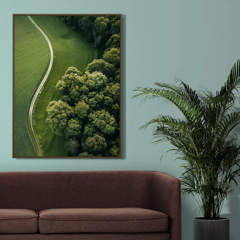 Wanddecoratie plexiglas van vredig bospad omringd door hoge bomen, ideaal voor een natuurlijke sfeer.