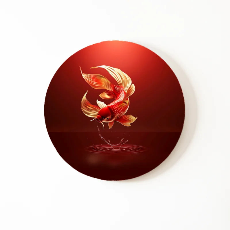 Muurcirkel dibond met een elegante gouden koi-karper tegen een diepe rode achtergrond