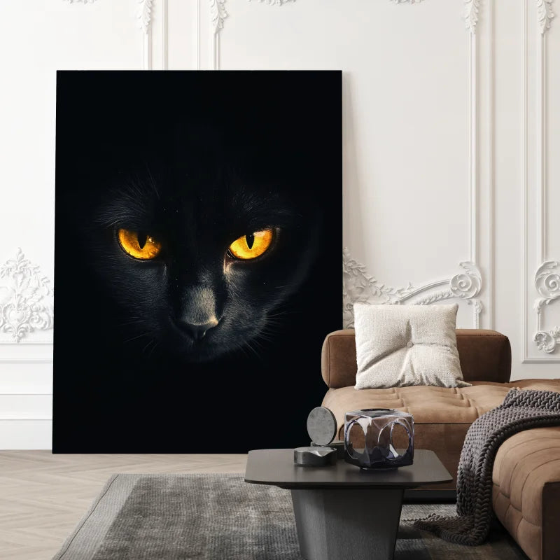 Wanddecoratie op dibond met een close-up van krachtige gele ogen van een kat.