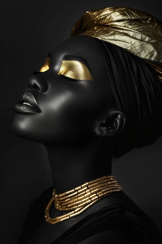Poster met een elegante vrouw in een zwart-gouden kleurenschema, gekleed in een gouden sieraad en hoofddoek