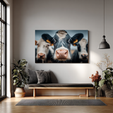 Rustiek schilderij van een koe met zonnebloemen in haar vacht