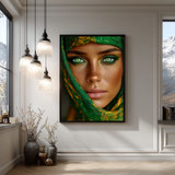 Intens portret met sproeten, glanzende huid en kleurrijke make-up

