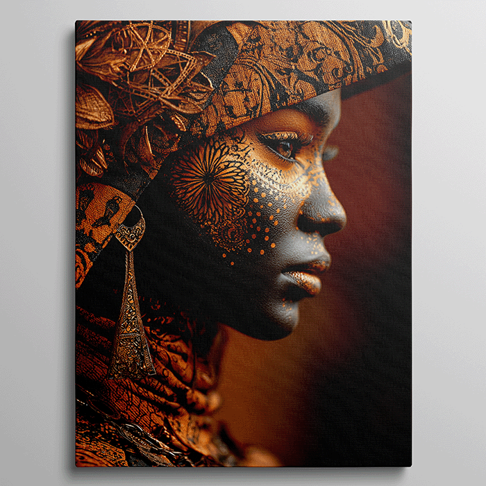 Zijaanzicht van een Afrikaanse vrouw met gouden gezichtspatronen en sierlijke hoofdtooi.
