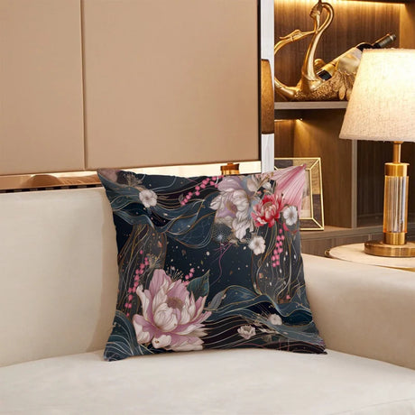 Sierkussen met een donkere bloemenprint