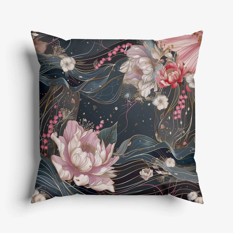 Sierkussen met een donkere bloemenprint