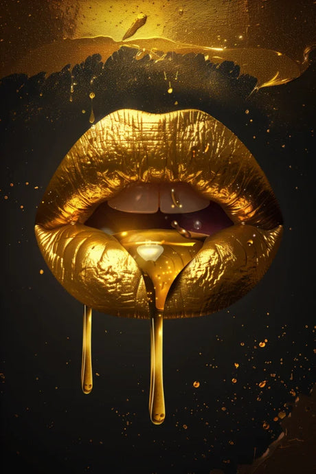 Poster met goudkleurige lippen waar vloeibaar goud uit druipt