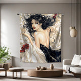 Wandkleed met een elegant en artistiek portret van een vrouw met donker haar en een gedetailleerd patroon in de achtergrond, omringd door rode bloemen
