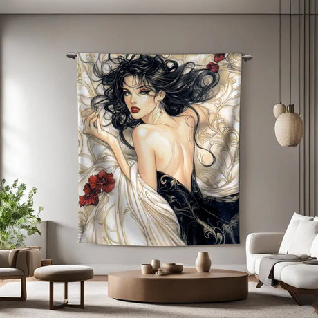Wandkleed met een elegant en artistiek portret van een vrouw met donker haar en een gedetailleerd patroon in de achtergrond, omringd door rode bloemen