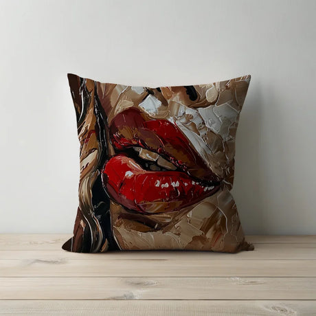Sierkussen met rode, glanzende lippen in een expressieve schilderstijl.