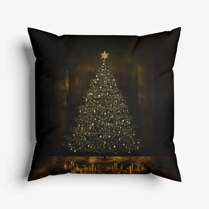 Donker sierkussen met een verlichte kerstboom in warme tinten.