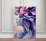Wanddecoratie dibond met abstracte vrouw en paarse bloemen.