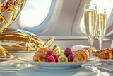Wanddecoratie plexiglas van Exclusieve brunch met champagne, fruit en luxe decor, geserveerd met een panoramisch uitzicht.