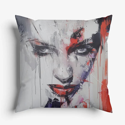 Sierkussen met een abstract portret van een vrouw met intense blik.