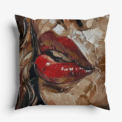 Sierkussen met rode, glanzende lippen in een expressieve schilderstijl.