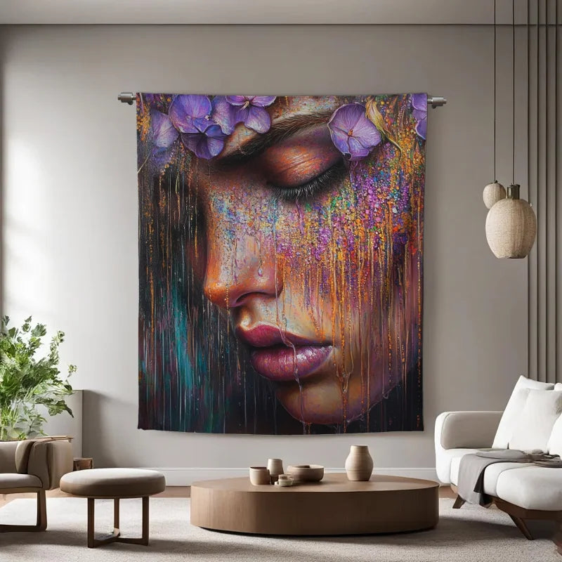 Wandkleed met een kleurrijk en artistiek portret van een vrouw met violette bloemen in haar haar en druppende verfdetails