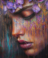 Wandkleed met een kleurrijk en artistiek portret van een vrouw met violette bloemen in haar haar en druppende verfdetails