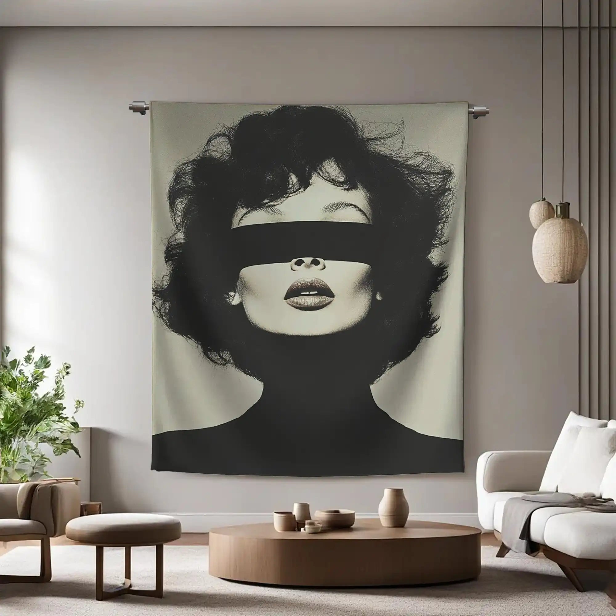 Wandkleed met een minimalistisch zwart-wit portret van een vrouw, met een mysterieuze zwarte balk over haar ogen